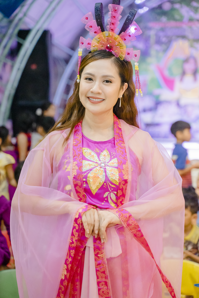 Tôi muốn mang lại tiếng cười cho các bé tại mái ấm Quê Hương dịp Trung thu. Đây cũng là cách tôi và các học trò sưởi ấm các bé thiếu thốn tình cảm gia đình bằng tình thương nhỏ bé của mình, Thanh Thúy nói.