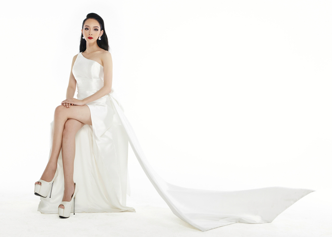 Trương Hồ Phương Nga được ê k íp của nhà thiết kế Đức Vincie khen làm việc chuyên nghiệp. Ảnh: An Taka - Dương Di.