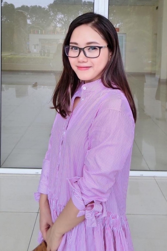 Khi không đi diễn, cô đeo kính cận, đánh thêm chút son môi và để tóc xõa tự nhiên.