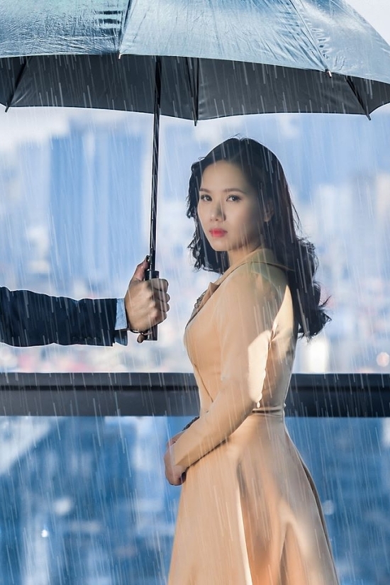 Gu thời trang của cô cũng có sự tiến bộ rõ rệt. Thùy Chi chuộng trang phục ôm tôn đường cong, phong cách thanh lịch.