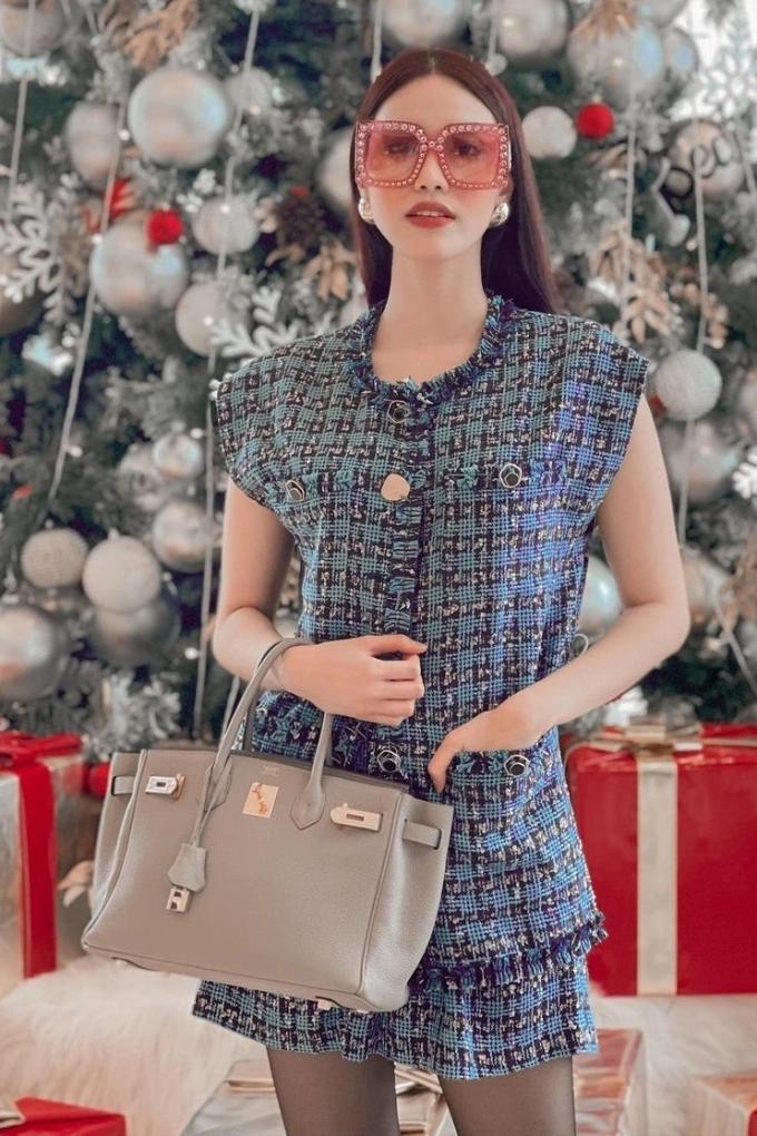 Thiết kế cổ tròn, vải dệt thô mang lại hình ảnh thanh lịch cho Lan Khuê.