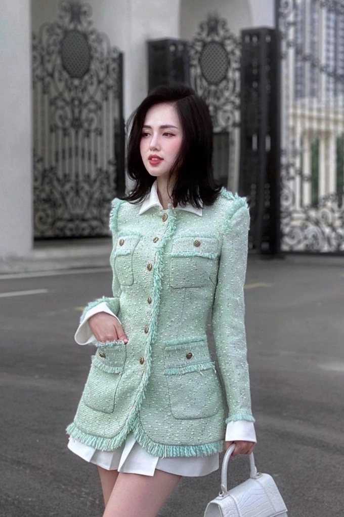 Áo khoác vải tweed thường được diềm các sợi thô và đính nút cổ tròn theo phong cách cổ điển.