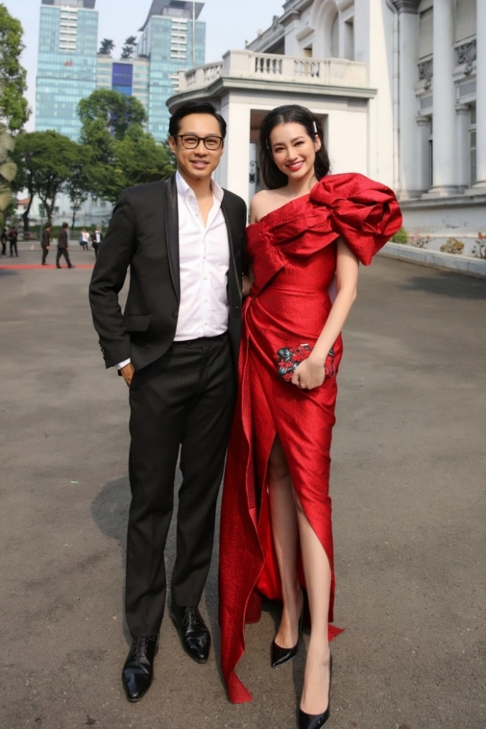 Trúc Diễm đi xem thời trang cùng chồng.