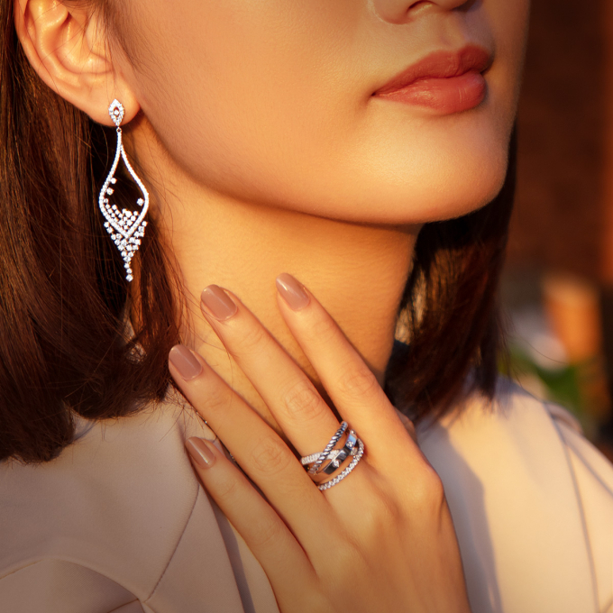 Kim cương tinh chọn kết hợp vàng trắng 18K tôn vẻ đẹp của quý cô hiện đại, phù hợp với nhiều phong cách ngày xuân, giúp chị em tự tin và sành điệu hơn.