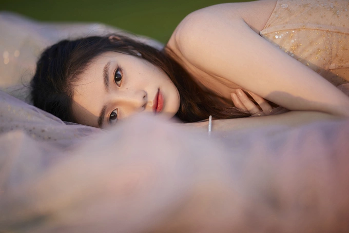 Nàng thơ mới của Trương Nghệ Mưu khoe sắc ở biển - 2