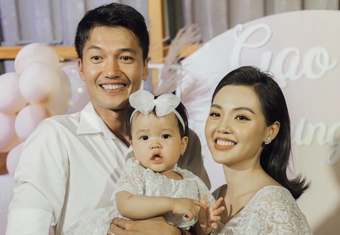 Vợ chồng Quang Tuấn, Linh Phi bên con gái. Ảnh: Đông Vũ.