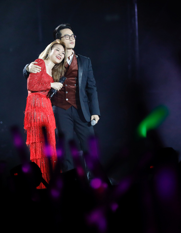 Hà Anh Tuấn liên tục ôm Mỹ Tâm trên sân khấu khi song ca. Ảnh: Hữu Khoa.