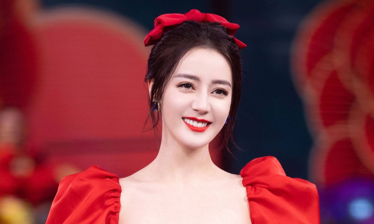 Địch Lệ Nhiệt Ba chuộng sắc đỏ 1 di ch le nhie t ba die n sa c do img 8158 1632546255 1632546290 1632546303 1632547384