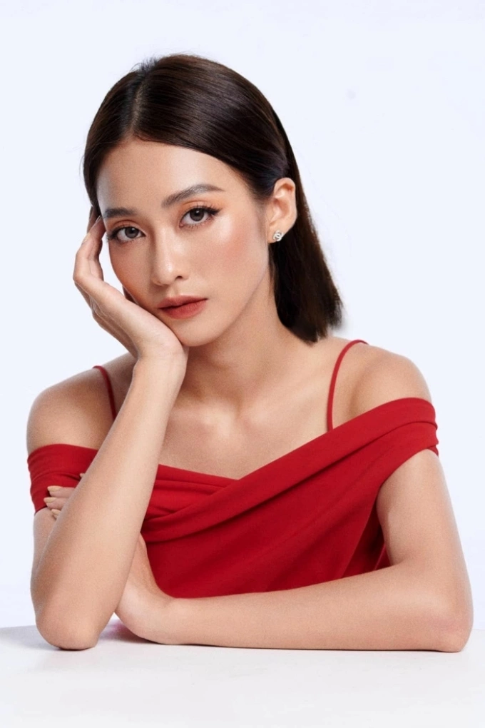 Khả Ngân diện ở đầu phim. Vừa xuất hiện, nàng tiểu thư Tuệ Nhi đã khiến khán giả phải trầm trồ với chiếc váy khoe khéo bờ vai thon, thần thái sang chảnh.