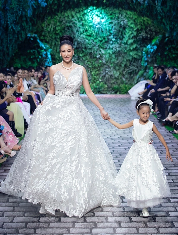 Viann dạn dĩ theo mẹ tham gia sự kiện, chụp hình, catwalk.