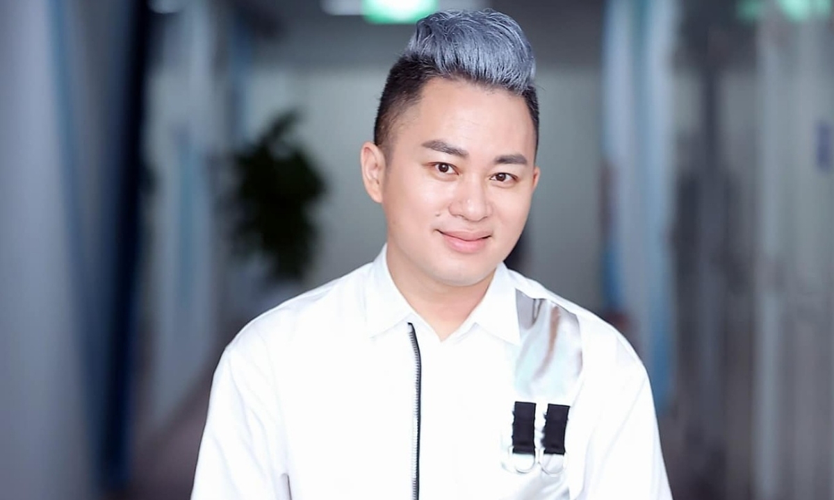 Tùng Dương chuộng sơ mi trắng cách điệu 1 ca si tu ng du o ng166749695 5 6155 6281 1638592655