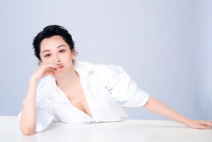 Hứa Tình sinh năm 1969, nổi tiếng với vai Nhậm Doanh Doanh (Thánh Cô) trong Tiếu ngạo giang hồ 2001, đóng cùng Lý Á Bằng. Những năm gần đây, cô được giới chuyên môn đánh giá cao diễn xuất qua các phim điện ảnh Tà bất áp chính, Lão pháo nhi... Nữ diễn viên sống độc thân. Trên QQ, Hứa Tình từng ví bản thân giống sầu riêng vì bề ngoài cứng rắn, có gai, luôn bật tín hiệu nguy hiểm, khó tiếp xúc. Người thích thì sẽ nghiện còn ai không thích sẽ quay đi.