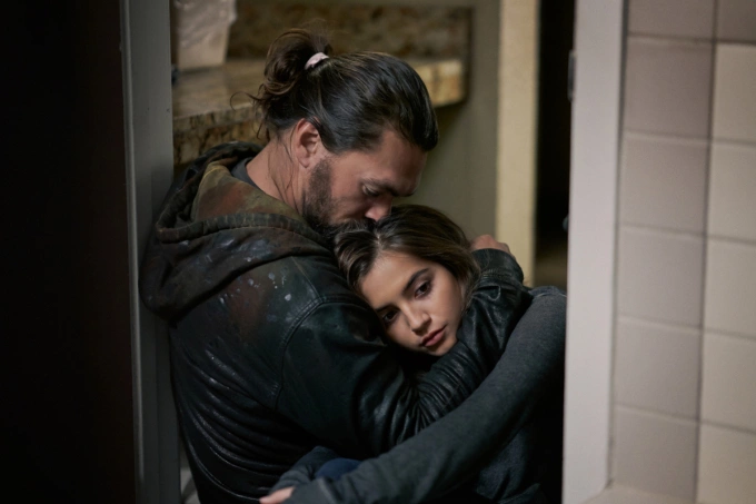 Jason Momoa và Isabela Merced đóng cha con, cùng đi tìm công lý. Ảnh: Netflix
