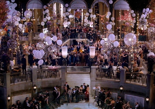 Những bữa tiệc xa hoa, phù phiếm ở lâu đài của đại gia Gatsby. Ảnh: Warner Bros.