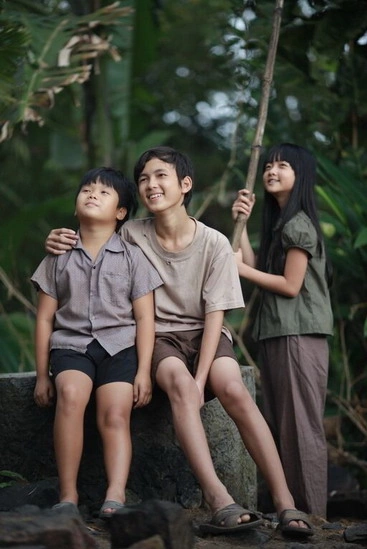 Ba nhân vật chính trong phim là hai anh em Tường (trái) - Thiều và cô bé Mận.
