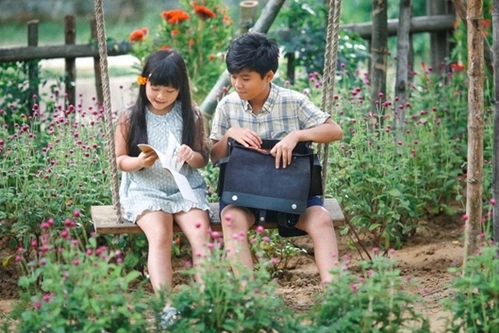 Minh Khang (phải) và Hà Mi - đóng vai Thư lúc nhỏ và Tiểu Li