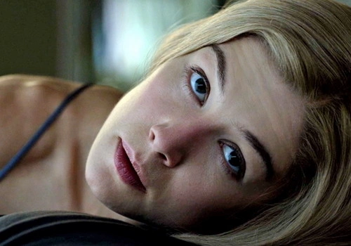 Hình ảnh ấn tượng nhất của Rosamund Pike trong vai người vợ mất tích Amy của Gone Girl.