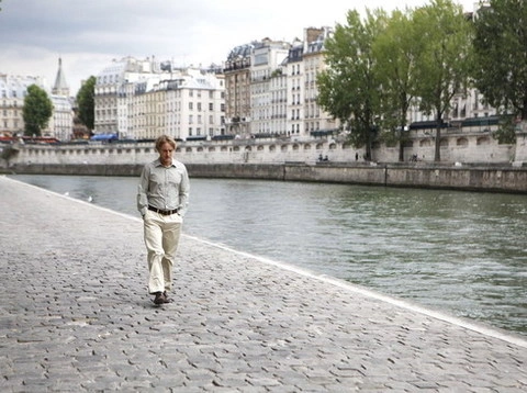 Gil, nhân vật chính trong phim, đi dạo bên bờ sông Seine êm đềm. Ảnh: Sony.