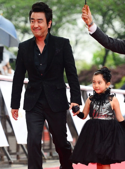 Ryu Seong Ryong và con gái Kal So Won (7 tuổi) trên thảm đỏ Baeksang ngày 9/5.