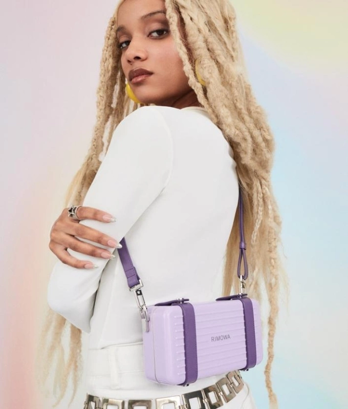 Ở thị trường châu Á, Rimowa phát hành riêng mẫu túi đeo chéo Personal màu Lavende. Thiết kế túi Rimowa nhỏ nhắn này có dây đeo bằng da màu tím đậm. Khoang chứa có thể lưu trữ nhiều vật dụng, bao gồm ba khe giữ thẻ, hai ngăn đựng đồ và một ngăn có khóa kéo.