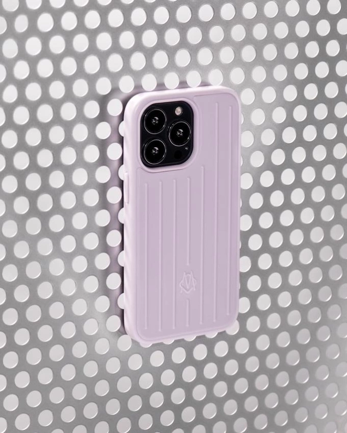 Ốp lưng điện thoại iPhone Rimowa cũng gây ấn tượng với các đường rãnh đặc trưng thường thấy trên phần vỏ vali của hãng của thương hiệu nước Đức.