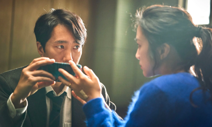 Park Hae Il (trái) trong vai thanh tra Hae Joon. Ảnh: IMDb
