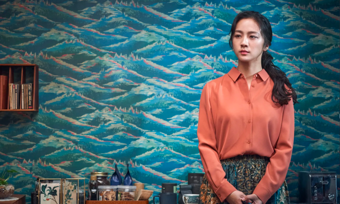 Thang Duy trong vai góa phụ người Trung Quốc bí ẩn. Ảnh: IMDb