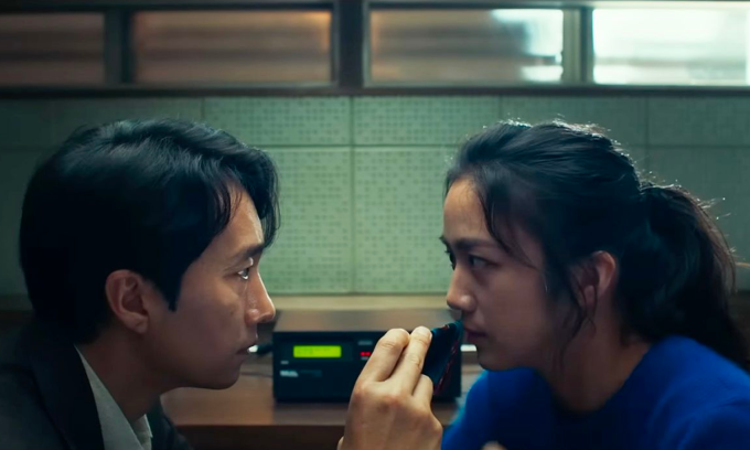 Mối tình giữa hai nhân vật chính bắt nguồn từ mối quan hệ cảnh sát - nghi phạm. Ảnh: IMDb