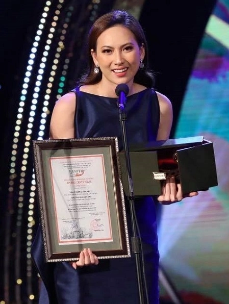 Phương Anh Đào đoạt giải Nữ chính xuất sắc với Nhắm mắt thấy mùa hè tại Liên hoan phim quốc tế lần 5, năm 2018. Ảnh: Haniff