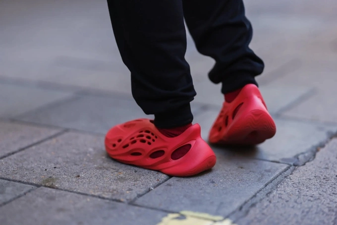 Đôi sneakers nổi tiếng lấy cảm hứng từ sao Hỏa do Kanye West thiết kế cho Adidas năm 2020 từng được người hâm mộ săn đón. Ảnh: AP