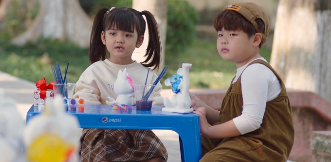 Bé An Nhiên (vai Happy, trái) và Tuấn Phong (vai Voi). Ảnh: TVAD