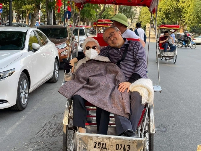 Nghệ sĩ Đặng Thái Sơn cùng mẹ dạo phố dịp 23/12/2022. Ảnh: Facebook Dang Thai Son