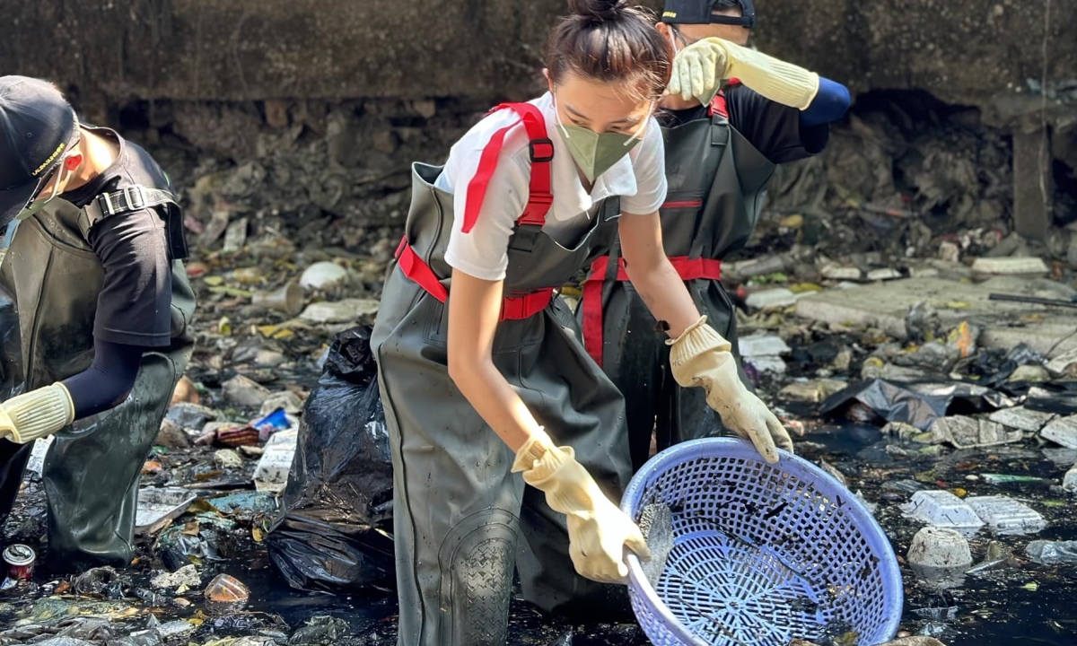 Thùy Tiên lội bùn dọn rác cùng bạn trẻ - VnExpress Giải trí