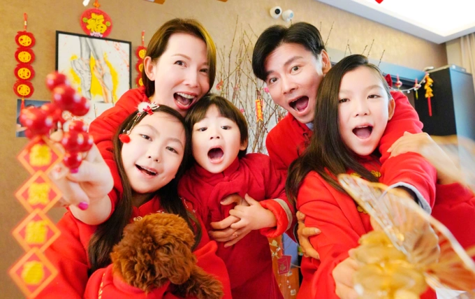 Gia đình Thái Thiếu Phân dịp Tết âm lịch 2023. Ảnh: Weibo/Zhang Jin