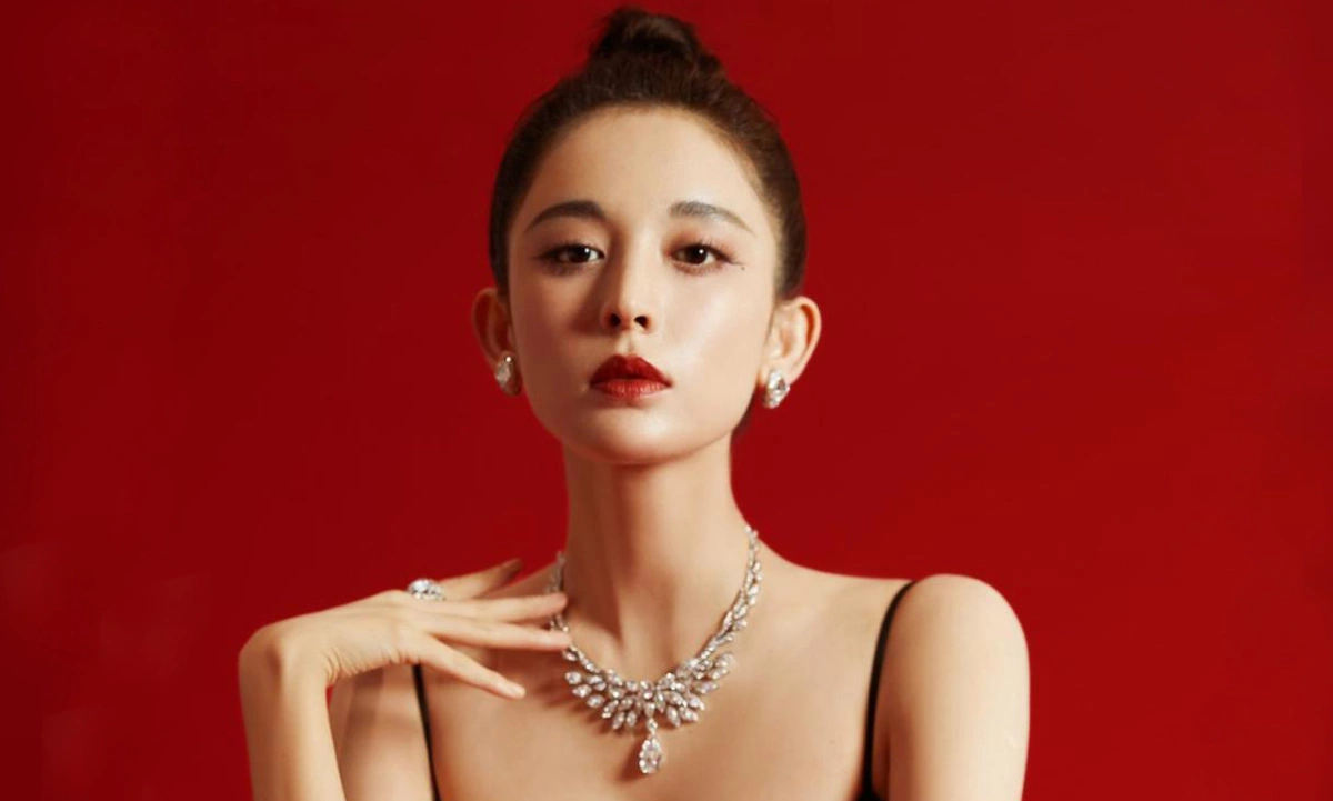 Mỹ nữ Tân Cương bị chê trang phục
