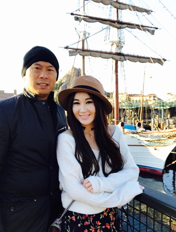 Vợ chồng Ôn Bích Hà, Hà Tổ Quang. Ảnh: Weibo/Wen Bixia