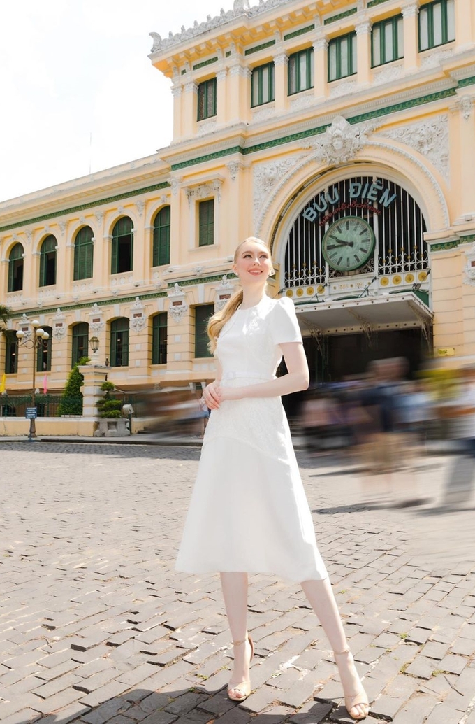 Hoa hậu tạo dáng với đầm chất liệu ren dệt trên nền vải cotton khi dạo phố. Lần đầu đến Việt Nam, Jasmin Selberg nói ấn tượng về sự thân thiện của con người nơi đây. Trong ba ngày công tác, Jasmin Selberg còn đến thăm Trung tâm Dưỡng lão Thị Nghè (quận Bình Thạnh) trước khi về nước, sáng 25/5.Jasmin Selberg vượt qua 65 người đẹp để đăng quang Miss International hồi tháng 12/2022. Cô từng tốt nghiệp ngành lịch sử và triết học tại đại học ở Bochum, thành thạo tiếng Anh và có kinh nghiệm nhiều năm làm phiên dịch. Mỹ nhân sẽ trao vương miện cho người kế nhiệm tại chung kết Miss International 2023 vào tháng 10 ở Tokyo, Nhật Bản.