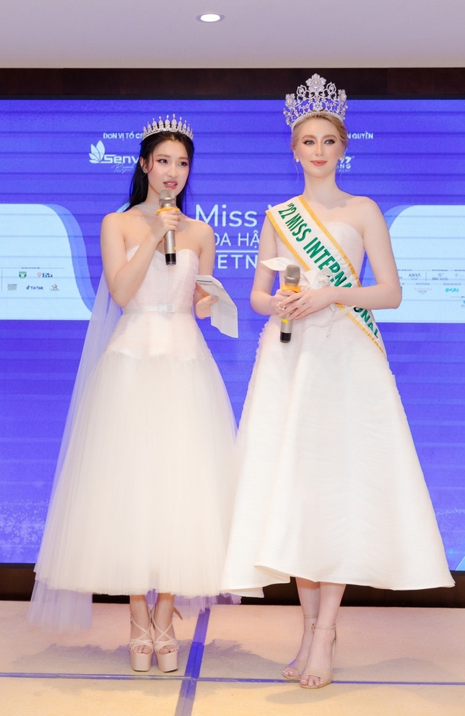 Mỹ nhân người Đức cùng á hậu Phương Nhi giao lưu, chia sẻ kinh nghiệm thi nhan sắc cho thí sinh Miss World Vietnam 2023, ngày 24/5. Jasmin Selberg mặc đầm đính nơ, khoe vai trần của nhà thiết kế Hà Thanh Việt.