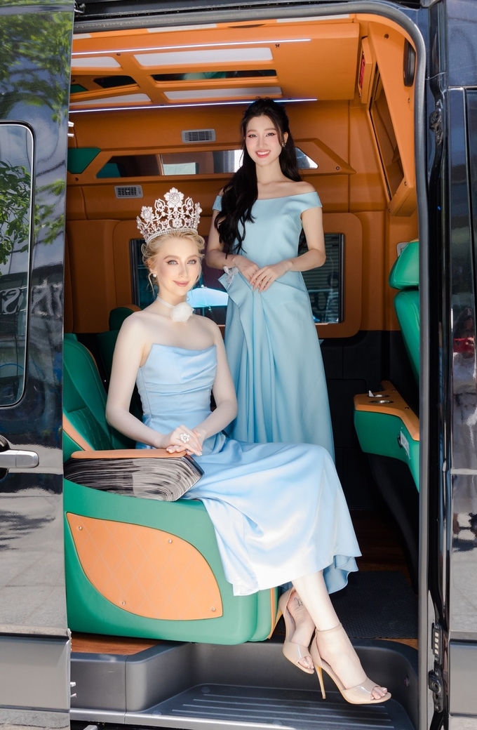 Hoa hậu chọn váy chất liệu lụa cao cấp, thuộc bộ sưu tập Minty Dress của Hà Thanh Việt, giới thiệu đầu tháng 5.