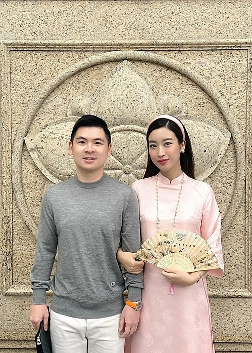 Người đẹp nói cuộc sống mỗi ngày diễn ra nhẹ nhàng, bình yên. Cô học nhiều điều mới mẻ trong cuộc sống hôn nhân. Lúc đầu, cô bỡ ngỡ khi về làm dâu, trở thành người vợ nhưng hiện đã quen. Cô vui vì được mẹ chồng chỉ dạy nhiều điều để vun vén cho tổ ấm. Hoa hậu cho biết sống trong gia đình gồm nhiều thành viên nên không khí gia đình luôn nhiều tiếng cười.