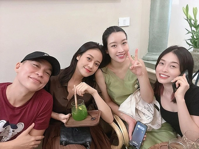 Thỉnh thoảng, hoa hậu đi cà phê, gặp gỡ hội bạn thân ở Hà Nội. Hôm 12/6. Đỗ Mỹ Linh (áo xanh) trò chuyện cùng nhà thiết kế Adrian Anh Tuấn, MC Phí Linh, á hậu Phương Nga (trái sang).