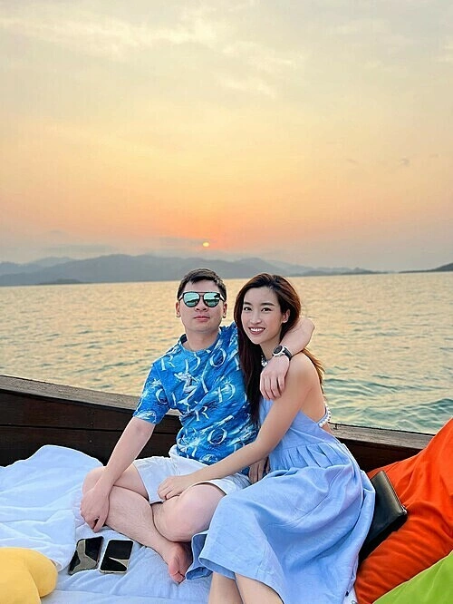 Hồi tháng 2, Đỗ Mỹ Linh gửi lời chúc mừng sinh nhật ông xã. Cô vẫn hay xưng hô với chồng là bạn vì thấy sự gần gũi. Chúc bạn tuổi mới bớt khó tính, luôn vui vẻ, nhiều sức khỏe và thành công mới, cô nói. Cô từng nhận xét anh trách nhiệm, tình cảm, biết quan tâm mọi người xung quanh. Cách anh yêu thương gia đình, khiến em muốn trở thành một phần trong gia đình nhỏ của anh, Đỗ Mỹ Linh nói.