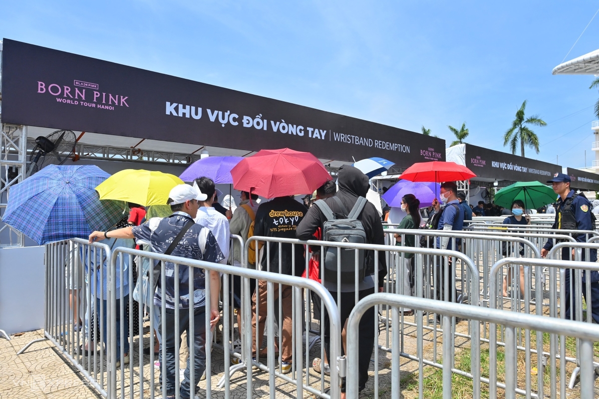 Blackpink concert-goers queue in sun for wristbands