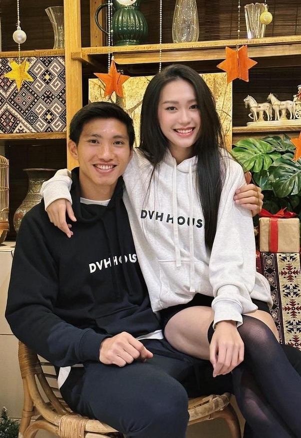 Họ yêu thích trang phục đơn sắc hoặc phối màu đơn giản, phong cách thoải mái.