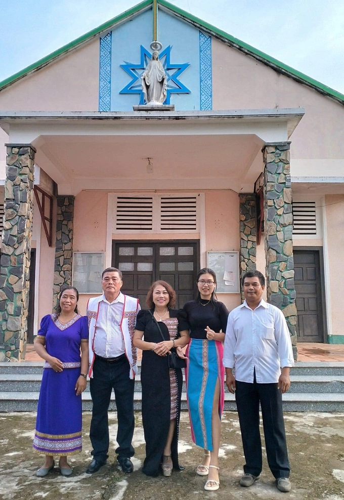 Siu Black (giữa) và chồng (thứ hai từ trái sang) chụp ảnh kỷ niệm ngày làm lễ cưới trước nhà thờ. Ảnh: Nhân vật cung cấp