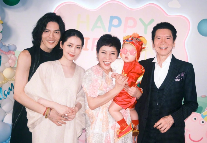 Vợ chồng Hướng Tá - Quách Bính Đình và vợ chồng Trần Lam - Hướng Hoa Cường, bà Trần Lam bế cháu. Ảnh: Weibo/Xiang Zuo