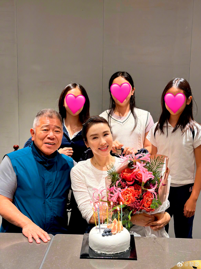 Lê Tư che mặt con trong bức hình gia đình. Ảnh: Weibo/Li Zi