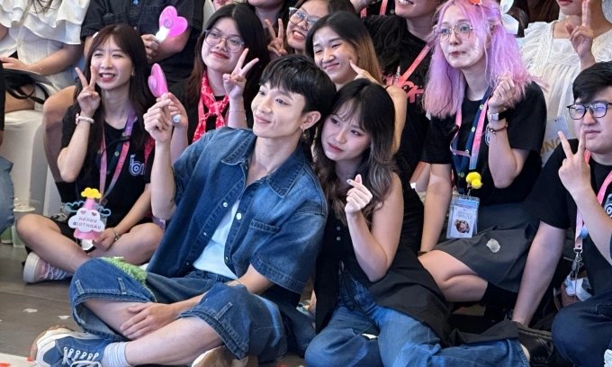 Bạn gái Khánh Linh (hàng đầu) thoải mái chụp ảnh cùng fan của Hoàng Dũng. Ảnh: Tân Cao