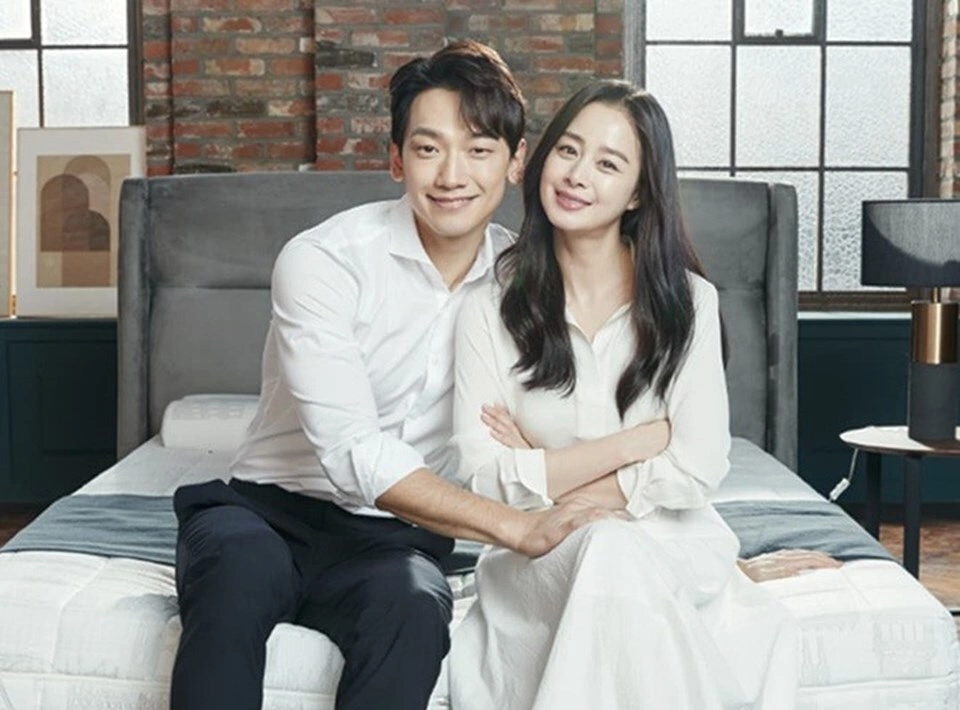 Vợ chồng Kim Tae Hee lần đầu xuất hiện cùng hai con - Báo VnExpress Giải trí