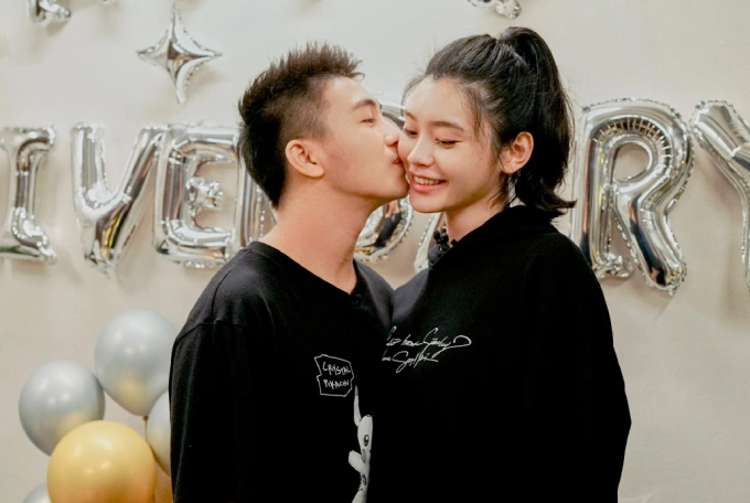 Vợ chồng Hề Mộng Dao trong đời thường. Ảnh: Mango